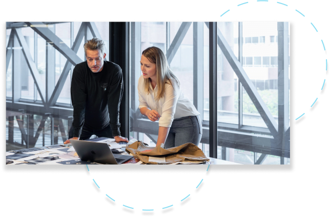 two colleagues are talking on project